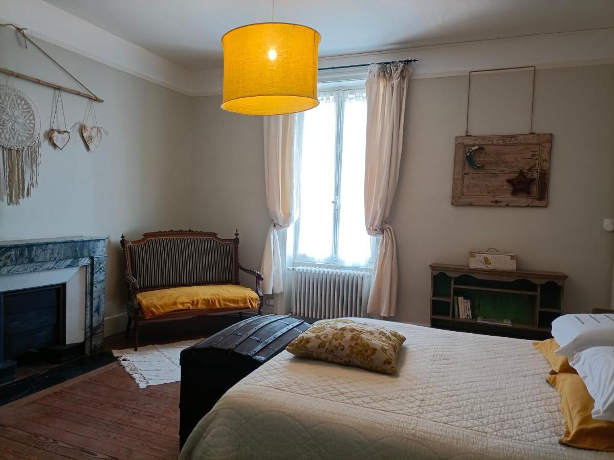 Chateau D'arfeuilles Et Tables D'hotes Bed & Breakfast *