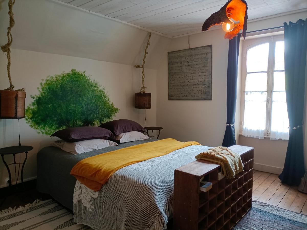 Chateau D'arfeuilles Et Tables D'hotes Bed & Breakfast